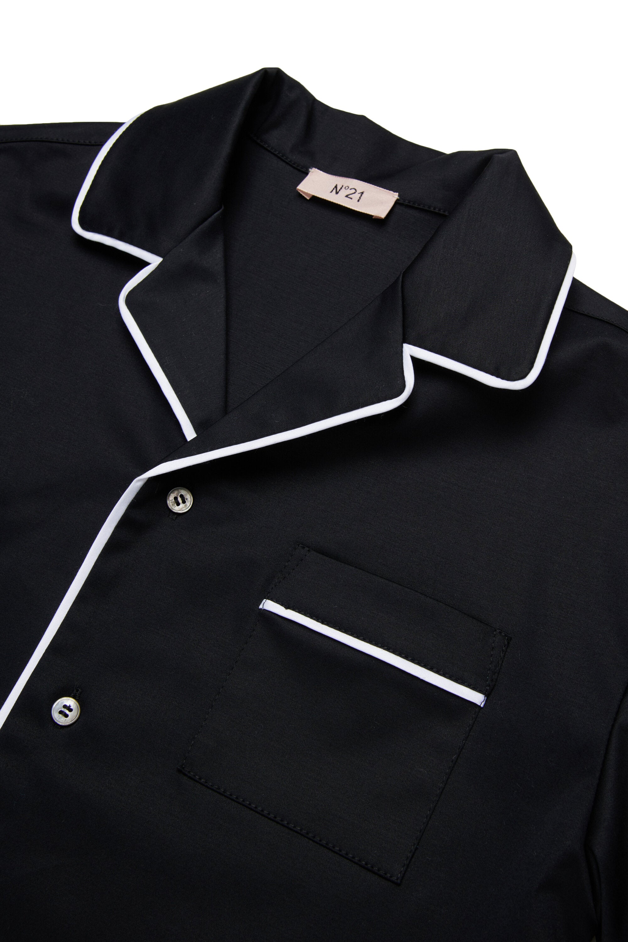 Short-sleeved shirt with contrasting trims