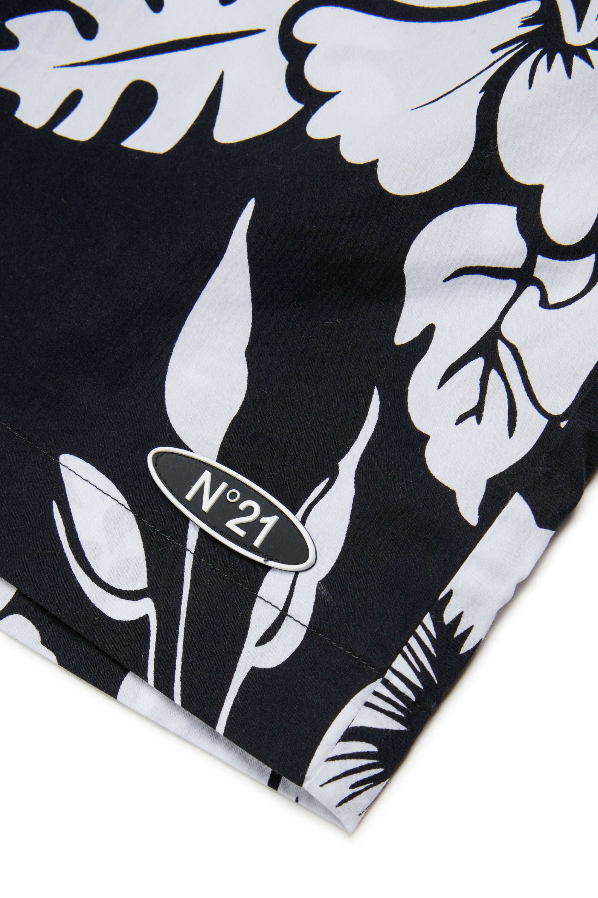 Shorts fantasia floreale con logo