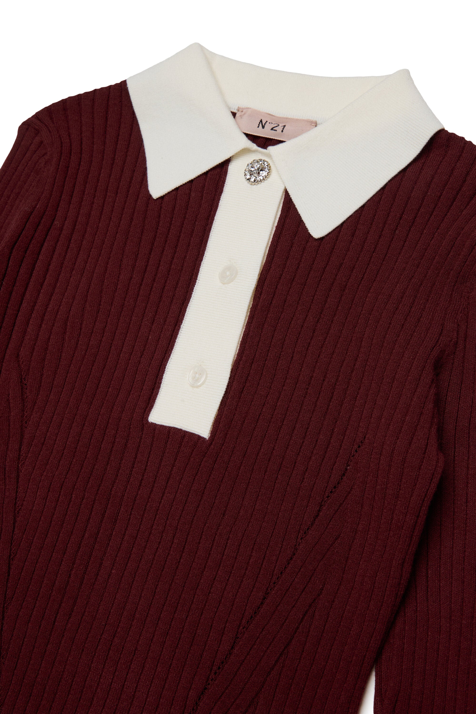 Rippstrickpullover mit kontrastierendem Kragen