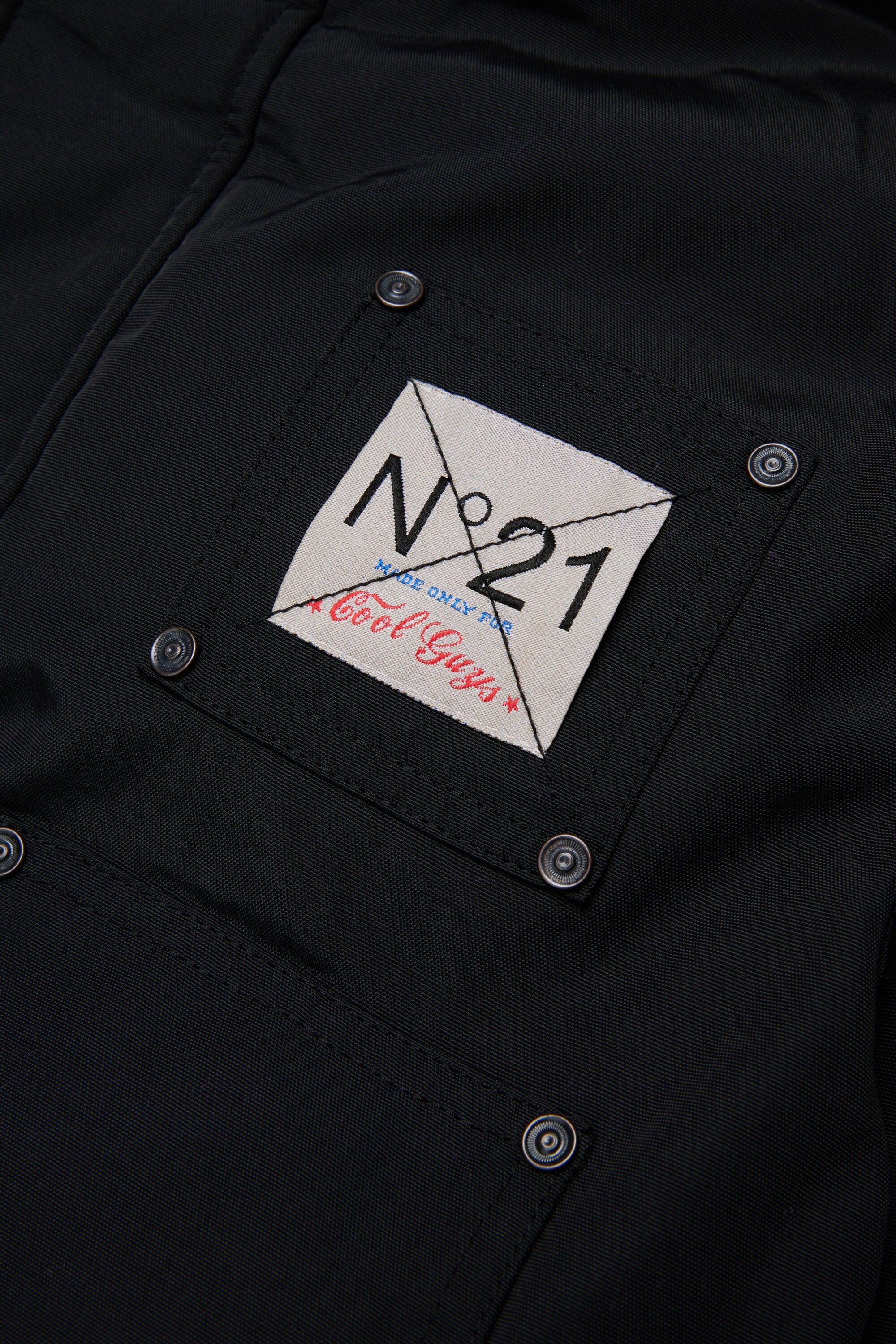 Gefütterte Jacke mit aufgedrucktem Logo