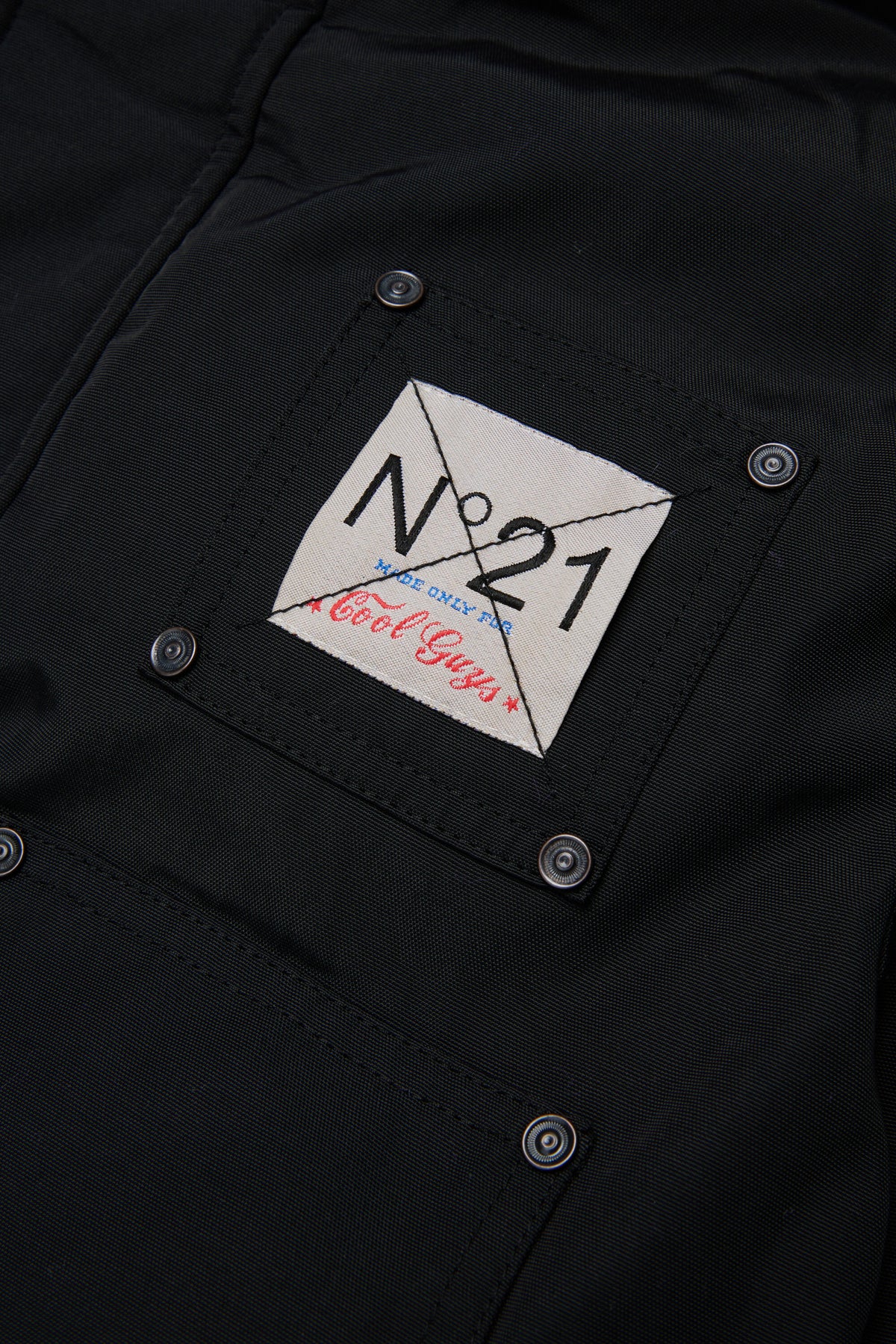 Gefütterte Jacke mit aufgedrucktem Logo