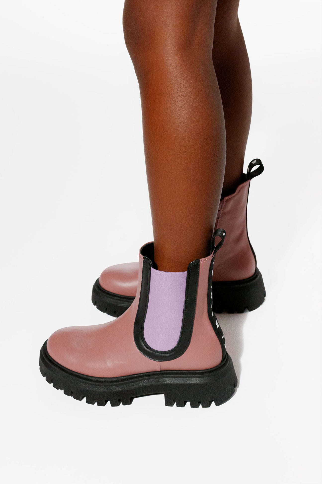 Stivaletti Chelsea Boots con elastici colorati 