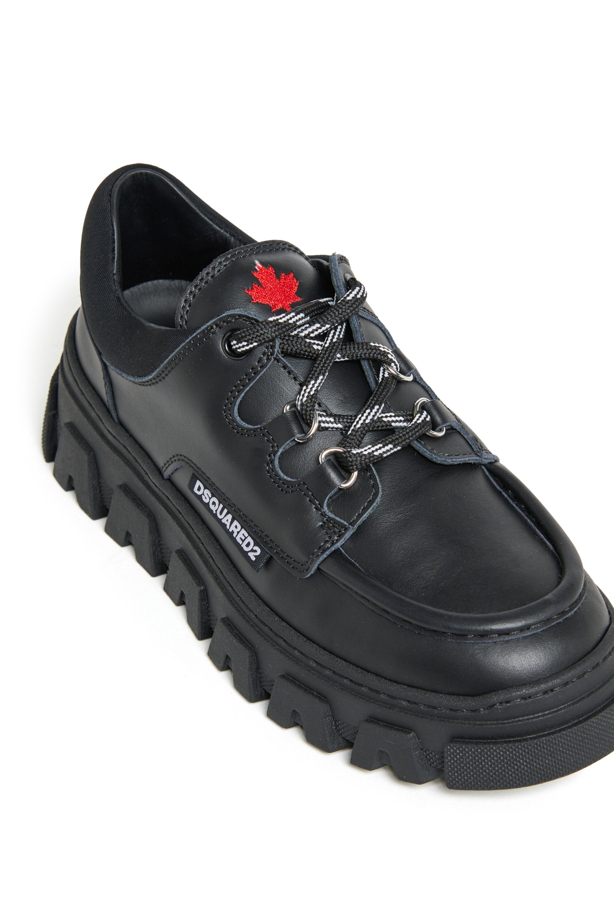 Schnürschuhe mit klobigen Sohlen