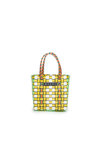 Micro basket bag amarilla tejida con asas y logotipo aplicado