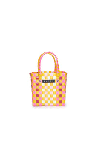 Micro basket bag rosa fluo tejida con asas y logotipo aplicado