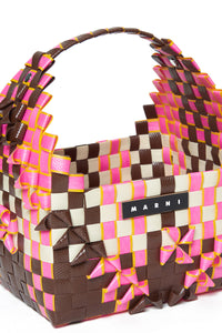 Rainbow bag rosa tejida con asa simple y logotipo aplicado
