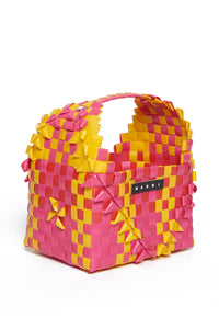 Rainbow bag fucsia tejida con asa simple y logotipo aplicado