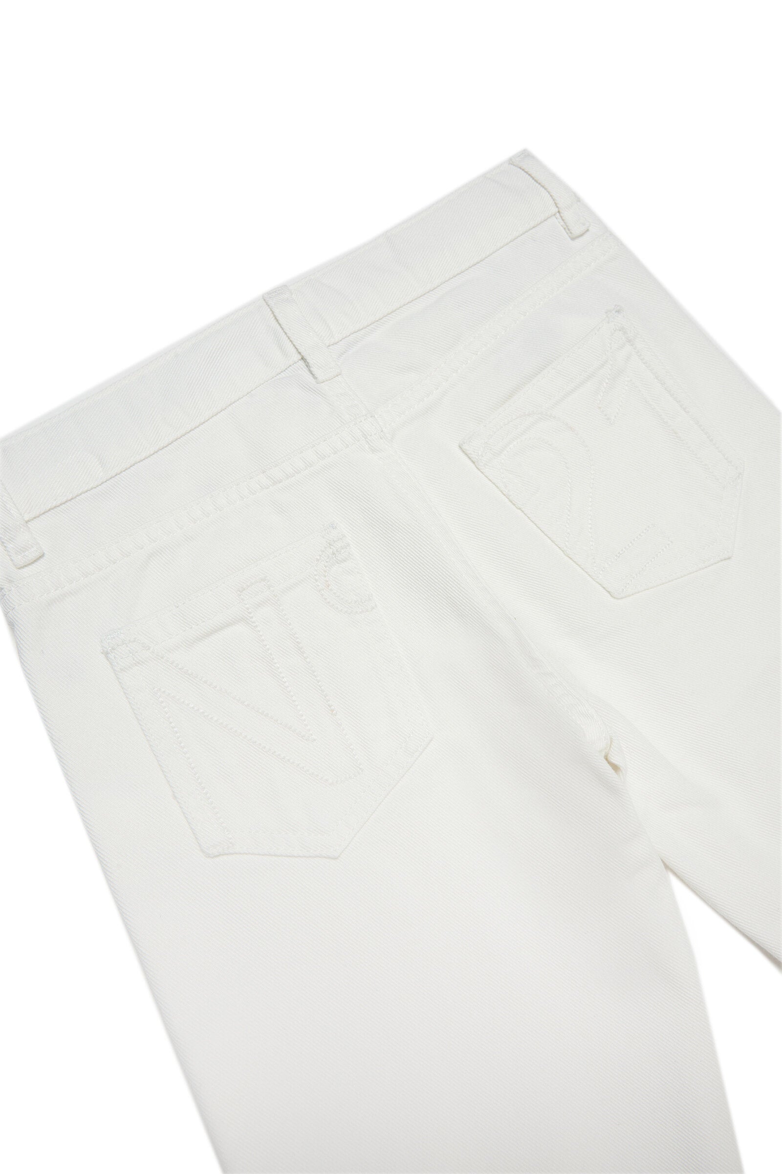 White vintage-effect denim shorts with frayed bottoms